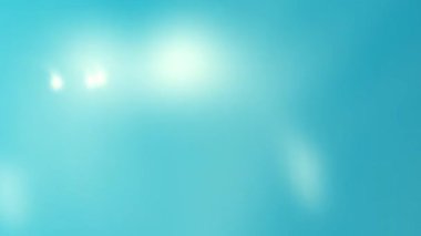 Parlak mavi gökyüzü güneş ışığı ve bulutlarla