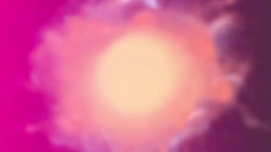 Pembe ve turuncu renkte parlak bir ışık parlıyor