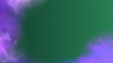 Canlı yeşil ve mor bulutlar dinamik gökyüzünde dönüyor.