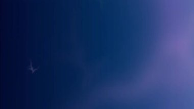 Çarpıcı bir mavi gökyüzüne çarpan parlak bir yıldırım.