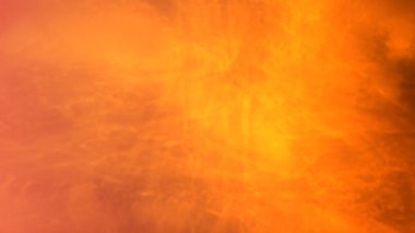 Ilık ışıklı, turuncu ve sarı bulutlu gökyüzü