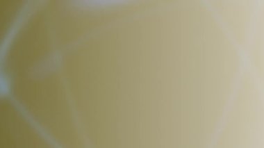 Pembe, mor ve mavi renkli canlı bir arkaplan.