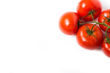 Beyaz arka plan üzerinde sulu taze domates