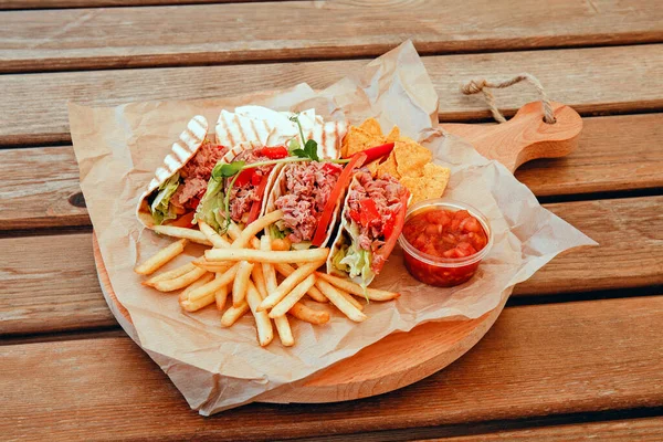 Comida Rápida Mexicana Tacos Papas Fritas Salsa —  Fotos de Stock