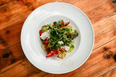 Çilekli, roka ve peynirli yaz salatası..