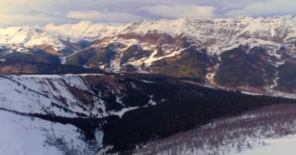 晴天蓝天雪山，飞翔，高加索山，阿尔赫兹 — 图库视频影像