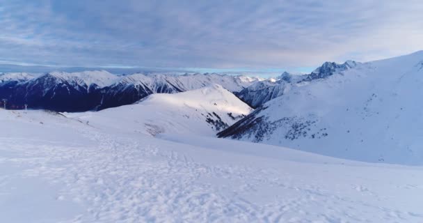 Śnieżne góry kaukaskiego ośrodka narciarskiego — Wideo stockowe