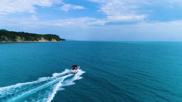 Gyönyörű öröm jacht felboncolja a hullámok a fekete tenger. — Stock videók
