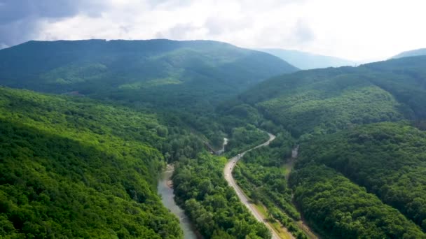 山の中の高速道路の美しい景色 — ストック動画