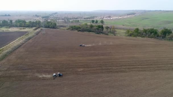 Trator agrícola para semeadura e processamento de campos — Vídeo de Stock