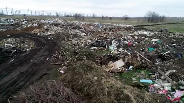 A estrada ao longo do aterro ilegal Resíduos de construção Resíduos industriais — Vídeo de Stock