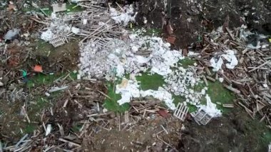 Boş şişeler, bir çöplükte plastik. Büyük Çöp Yığını.