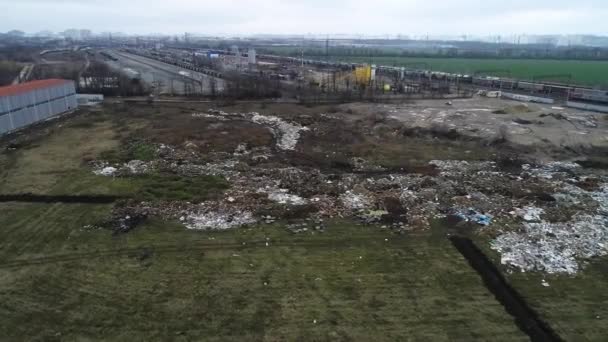 Demiryolu insansız hava aracı manzarası yakınındaki yasadışı çöplük. — Stok video