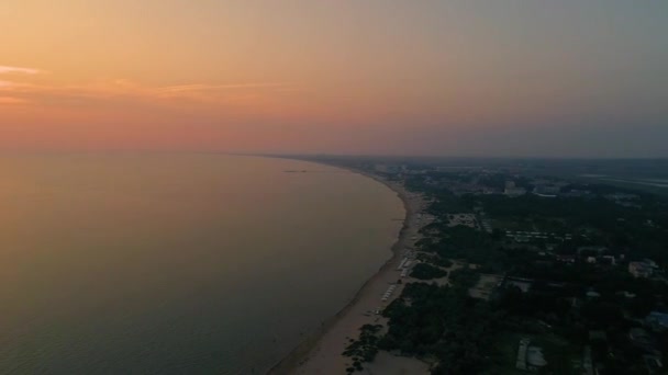 Zonsondergang op de zwarte zeekust uitzicht vanaf een drone op het strand van de stad Anapa — Stockvideo
