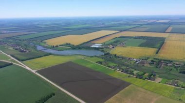 Tarlalardaki kırsal yerleşim alanlarının panoramik manzarası, sağdaki Panoramik yerleşim alanlarından otoyol, sağdaki otoban.