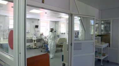 Covid hastalarının olduğu koğuşta koruyucu giysiler giyen bir doktor. Salgın Covid-19