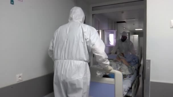 Zdravotníci převážejí pacienta na pohotovost do nemocnice — Stock video