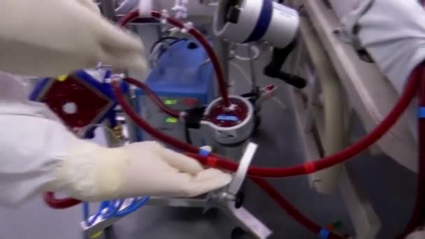 Кардиохирургия, устройство искусственного кровообращения, крупный план — стоковое видео