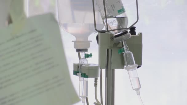 Oddělení v nemocnici má IV u postele, detailní záběr na kapku solného roztoku — Stock video
