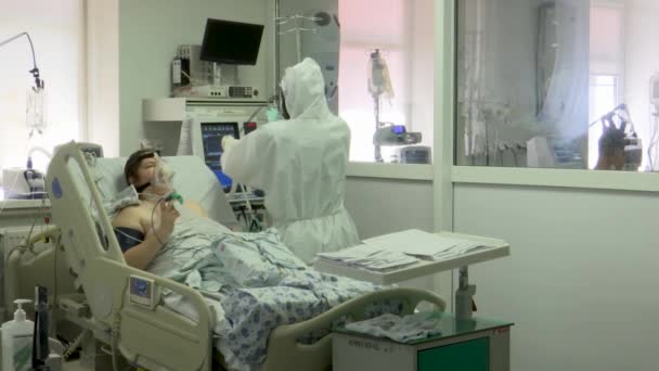 Ambulans vårdar patienter med covid 19. Lunginflammation och kvävning. Ryssland, Krasnodar — Stockvideo