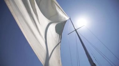 Yelkeni yatta katla.