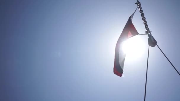 Wolkenloser Himmel, die Flagge der Russischen Föderation weht stolz am Fahnenmast Stock-Filmmaterial