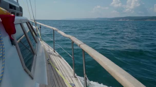 Utsikt från däck av båten till vågorna i havet Stockvideo