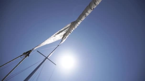 Öppnar seglet medan du seglar på en segling lyx yacht till havs på en solig dag Stockvideo