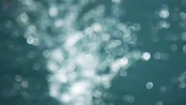 Bokeh Sun bländning studsar mot en vattenstråle Stockvideo