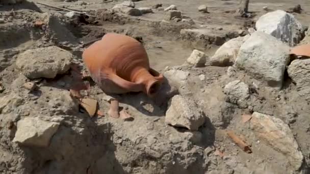 Forntida grekisk keramik amfora på arkeologisk plats Royaltyfri Stockvideo
