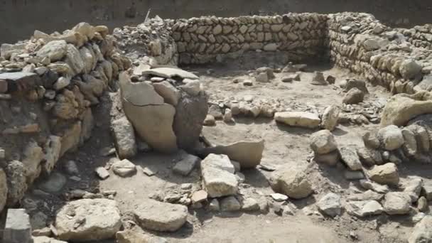 Brutna keramiska kanna utgrävda historiska ruiner på den arkeologiska platsen i staden Phanagoria Videoklipp