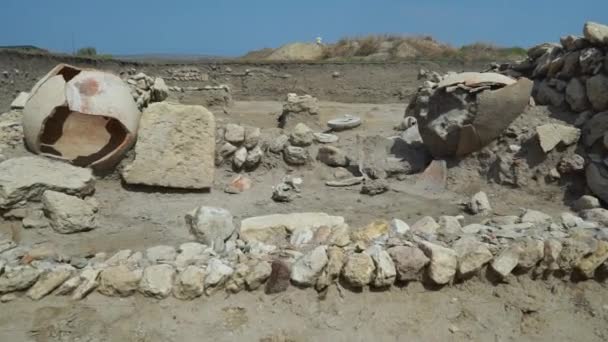Gamla murar utgrävda historiska ruiner vid den arkeologiska platsen i staden Phanagoria Royaltyfri Stockfilm