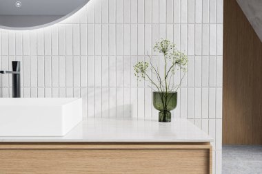 İçinde siyah musluk, ayna ve çiçek olan mermer bir leğen bulunan minimalist bir banyo. Bu model tezgah 3D banyo ürünleri için vitrin olarak kullanılabilir.
