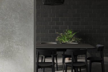 Siyah ahşap bir yemek masası ve tuğla duvarlı ve bitkili modern karanlık bir iç mekanda sandalyelerin yakın görüntüsü. 3B görüntüleme