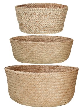 Sazlıklardan dokuma sepetleri kesme yolu ile izole edilmiş beyaz arkaplanı keser