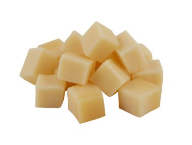 Çeşitli peynir küpler yığın kesme yolu ile izole beyaz arkaplan