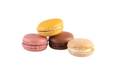 Çok renkli ve çok aromalı makaronlar kesme yolu ile izole edilmiş beyaz arkaplanı keserler