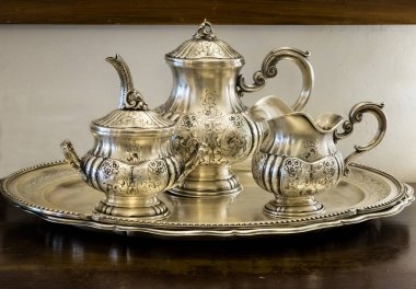 Süslü Gümüş Çay Seti Tabla Dekorasyonu: Masa Dekorasyonu için Zarif Vintage Metalware