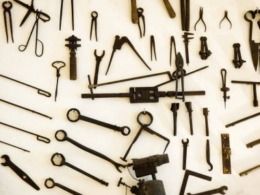 Beyaz duvar arka planında eski el aletleri