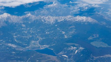 Dağ Gölü Vadisi 'nin havadan görünüşü, Alpler, yamaçlar ve karla kaplı tepeler.