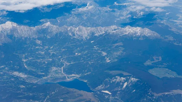 Dağ Gölü Vadisi 'nin havadan görünüşü, Alpler, yamaçlar ve karla kaplı tepeler.