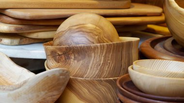 El yapımı ahşap kaseler ve yuvarlak küreler: Rustik Mutfak eşyaları ve Doğal Ahşap Tabak Koleksiyonu