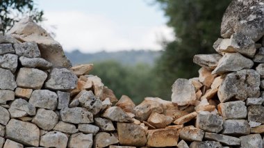 Kırsal Arazide Boşluğu Olan Eski Taş Duvar