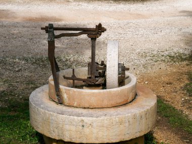 Rusty Old Olive Press ve Outdoor Stone Circular Üssü.