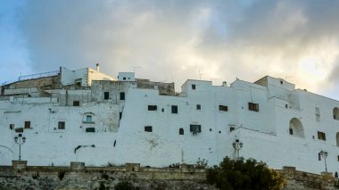 Kemerli Pencereleri ve Taş Duvarı olan Beyazlatılmış Binalar