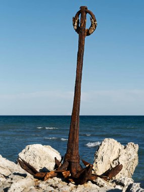 Eski paslı gemi, deniz kıyısındaki kayalık kıyıya demir attı.