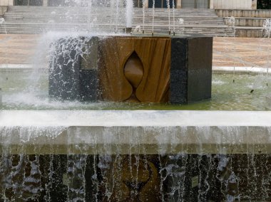 Kentsel Plaza 'da Yansıtıcı Su Özellikleriyle Zarif Bronz Küp Çeşmesi Heykeli