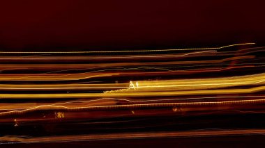 Altın Gece Işığı, Karanlık Şehir boyunca uzun pozlu fotoğraflarda yol alıyor.