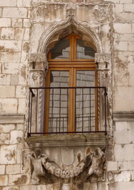 Heykel şekilli tarihi Taş Pencere