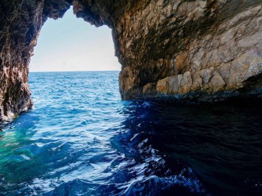 Deniz mağarasından açık okyanusa mavi suyla bak.